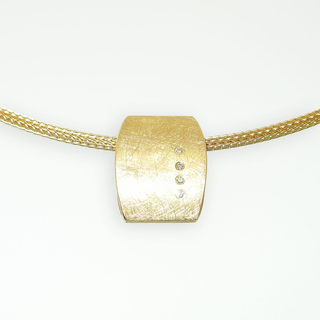 Anhaenger-gerundet-Gelbgold-750-4-Brillianten-TW-si-auf-Strickkette-aus-Gelbgold-750_web Anhänger gerundet, Gelbgold 750, 4 Brillianten TW si auf Strickkette aus Gelbgold 750