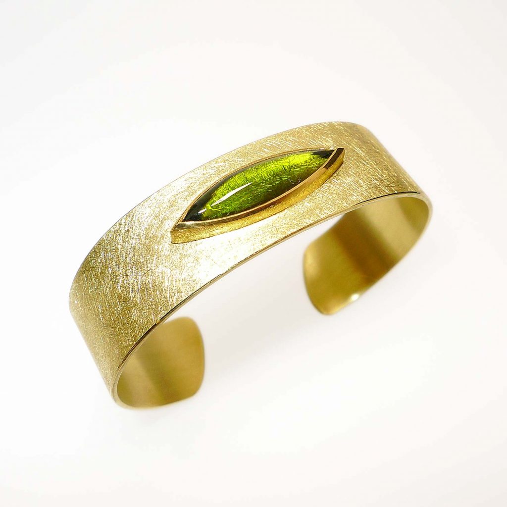 Federnde Armspange aus Gelbgold mit Turmalin in NAvetteform