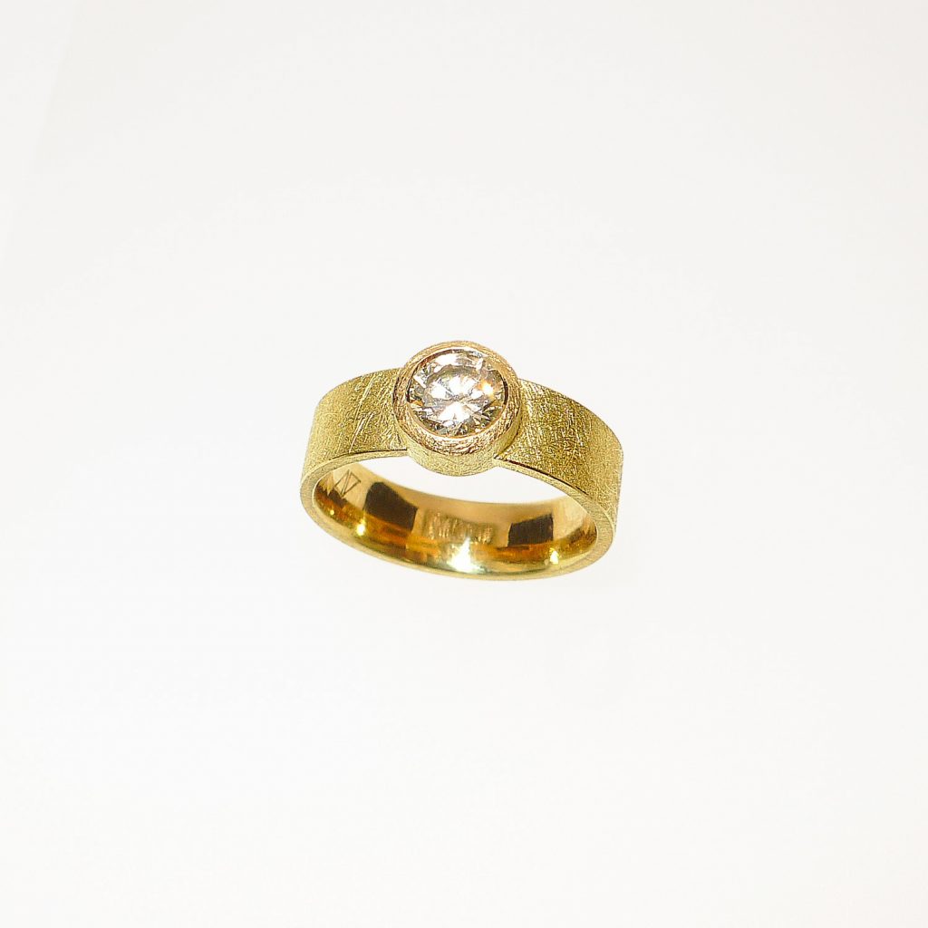 Bandring massiv, innen leicht bombiert, Gelbgold 750, Brillant C2 092 Carat