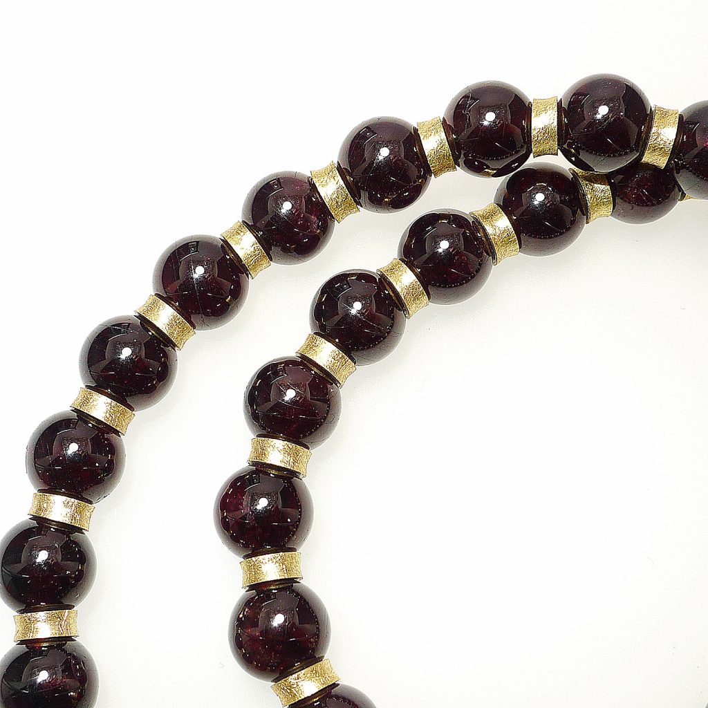 Halskette-Granatkugeln-Zwischenelemente-Gelbgold-750_web Halskette, Granatkugeln, Zwischenelemente Gelbgold 750