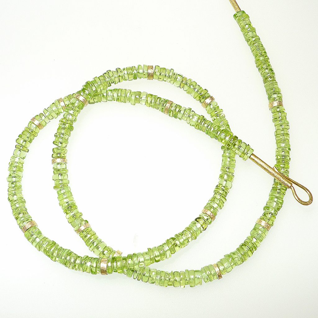 Halskette-Peridotscheiben-rund-Gelbgold-750_Web Halskette, Peridotscheiben rund, Zwischenelemente Gelbgold 750