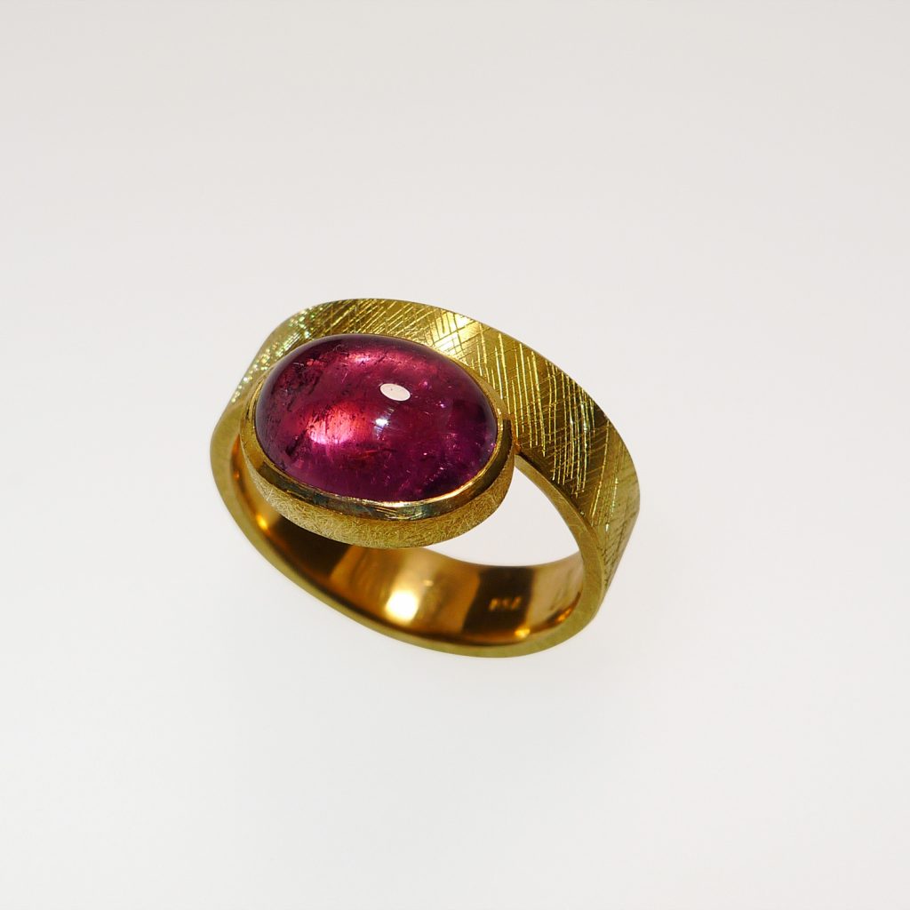 Goldring mit rotem Turmalin