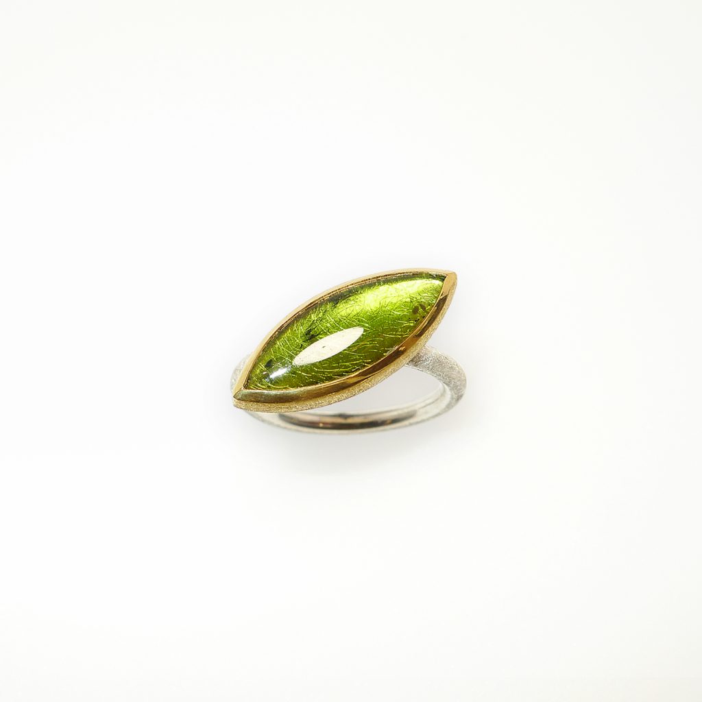 Ring-asymmetrisch-Silber-925-Gelbgold-900-Turmalin-gelbguen-Navette-Cabochon_web Ring asymmetrisch, Silber 925, Gelbgold 900, Turmalin gelbgün, Navette Cabochon