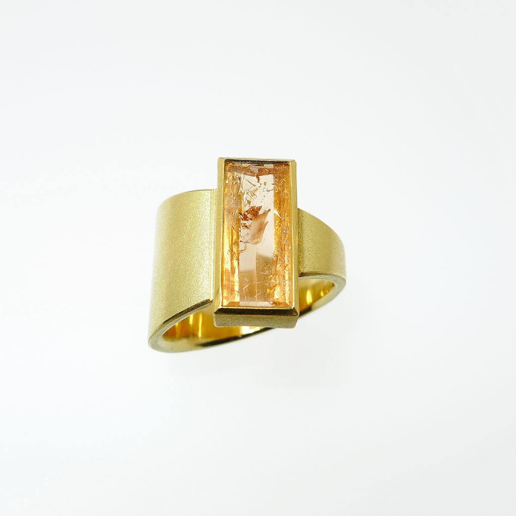 Ring-asymmetrisch-gegenlaeufig-Gelbgold-750-Imperialtopas-Baguette-facettiert_web Ring asymmetrisch gegenläufig, Gelbgold 750, Imperialtopas Baguette facettiert
