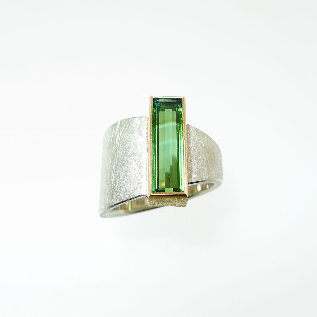 Ring-asymmetrisch-gegenlaeufig-Silber-925-Gelbgold-750-Turmalin-Baguette-gruen-facettiert_web Ring asymmetrisch gegenläufig, Silber 925, Gelbgold 750, Turmalin Baguette grün facettiert