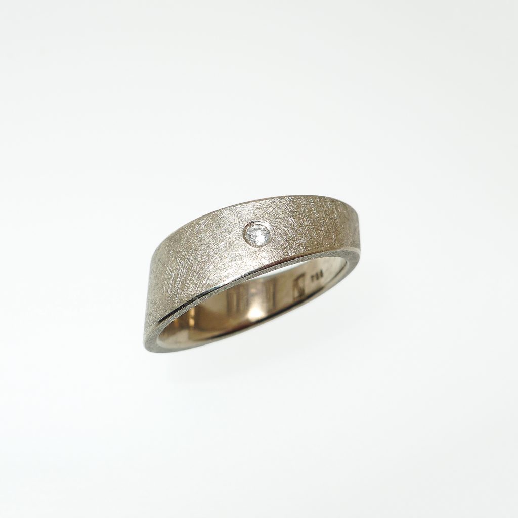 Ring-asymmetrisch-im-Verlauf-Palldiumweissgold-750-Brilliant-TW-si_web Ring asymmetrisch im Verlauf, Palldiumweißgold 750, Brilliant Tw-Si