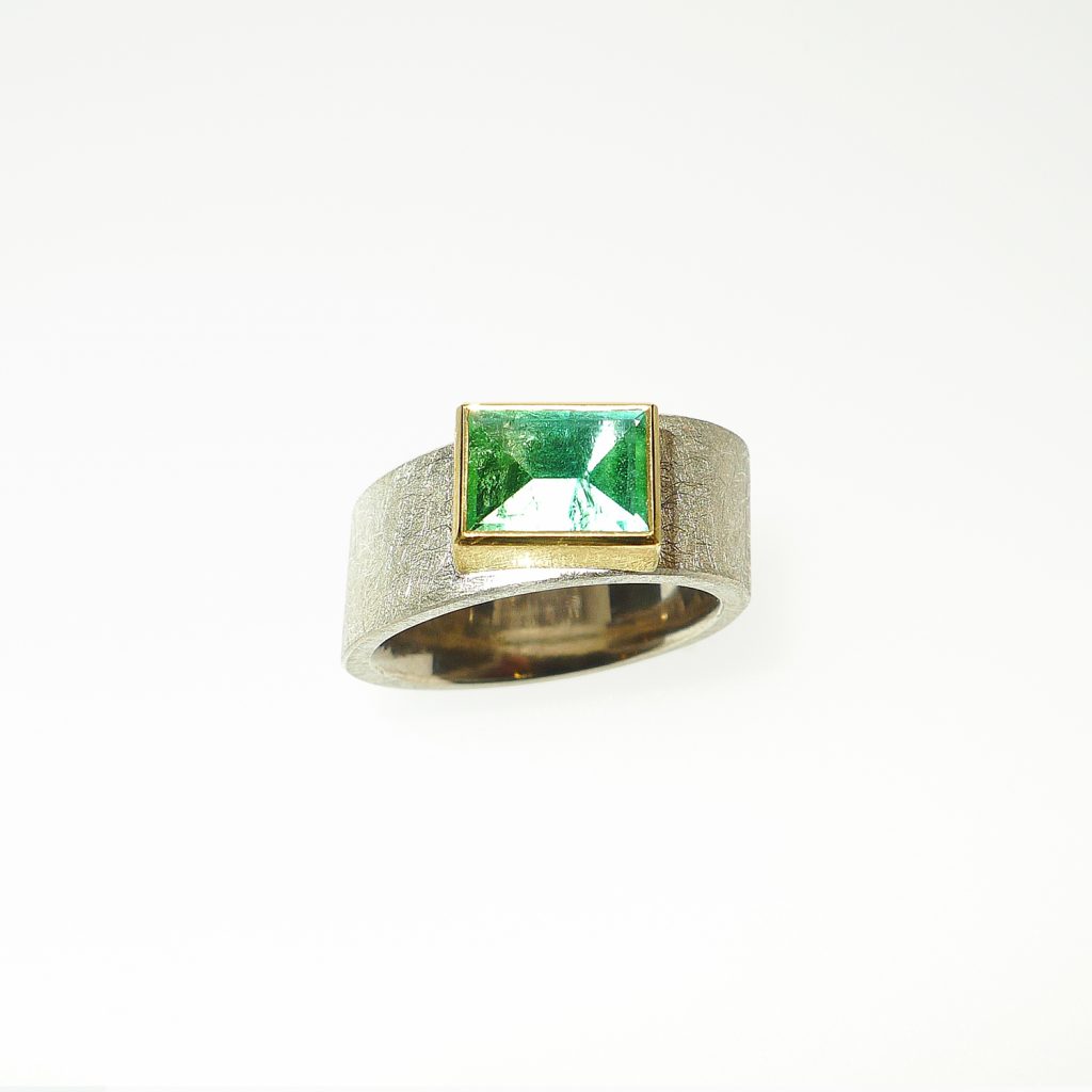 Ring-asymmetrisch-parallel-Silber-925-Gold-900-Turmalin-blaugruen-Indigolith-Tafelschliff_web Ring asymmetrisch parallel, Silber 925, Gold 900, Turmalin blaugrün (Indigolith), Tafelschliff