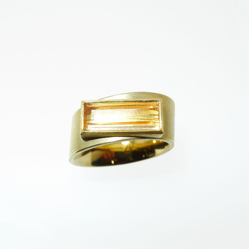 Ring-asymmetrisch-parallel-Gelbgold-750-Imperialtopas-Baguette-facettiert_web Ring asymmetrisch parallel, Gelbgold 750, Imperialtopas Baguette facettiert