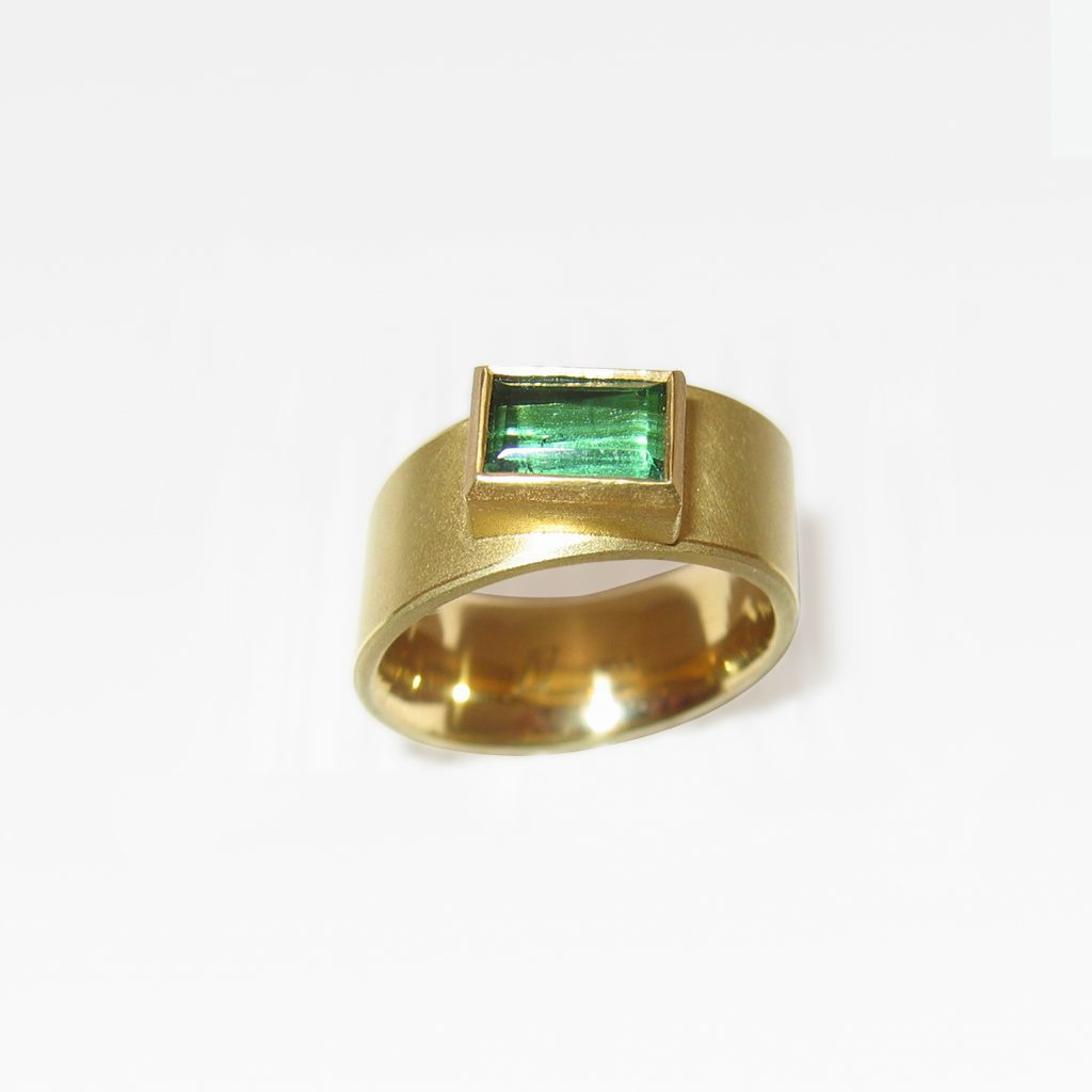 Ring-asymmetrisch-parallel-Gelbgold-750-Turmalin-gruen-hochgerechnet_web Ring asymmetrisch, parallel, Gelbgold 750, Turmalin grün
