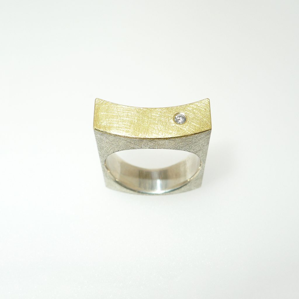 Ring kubisch, gebogen, Silber 925, Gelbgold 750, Brilliant Tw-Si