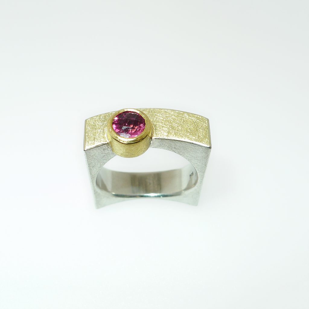 Ring kubisch, gebogen, Silber 925, Gelbgold 750, Gelbgold 900, Turmalin rot, facettiert