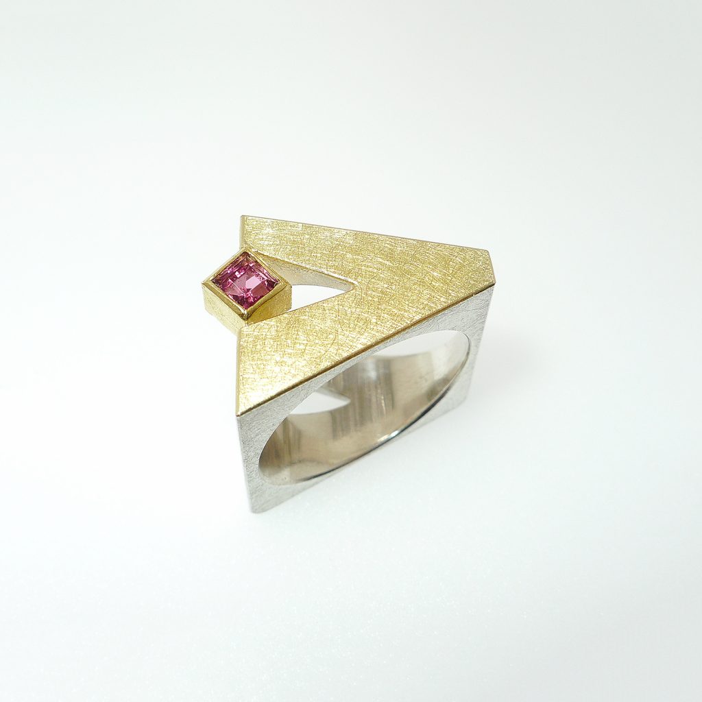 Ring kubisch, gegenläufig schräg,Silber 925, Gelbgold 750, Turmalin rot, facettiert