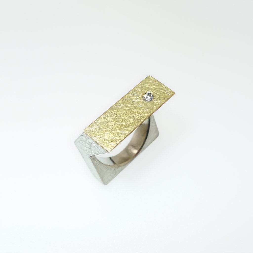 Ring kubisch, geknickt, Silber 925, Gelbgold 750, Brilliant Tw-Si