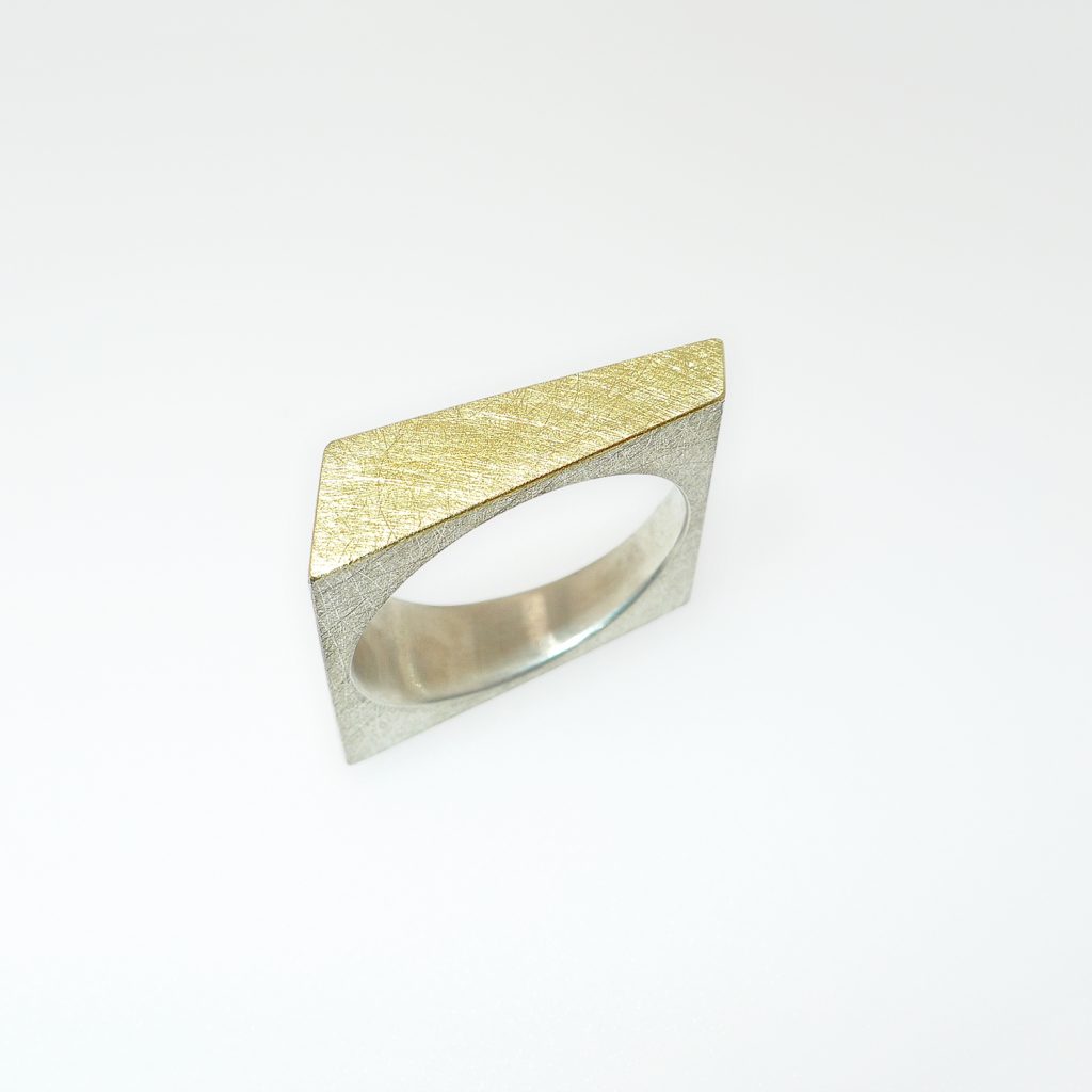 Ring kubisch schräg, Silber 925, Gelbgold 750