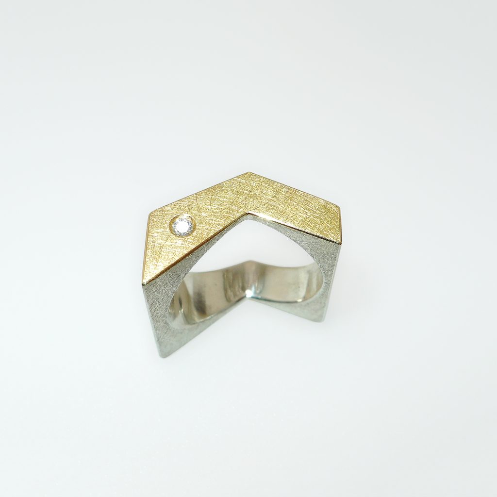 Ring kubisch schräg geknickt, Silber 925, Gelbgold 750, Brilliant TW Si