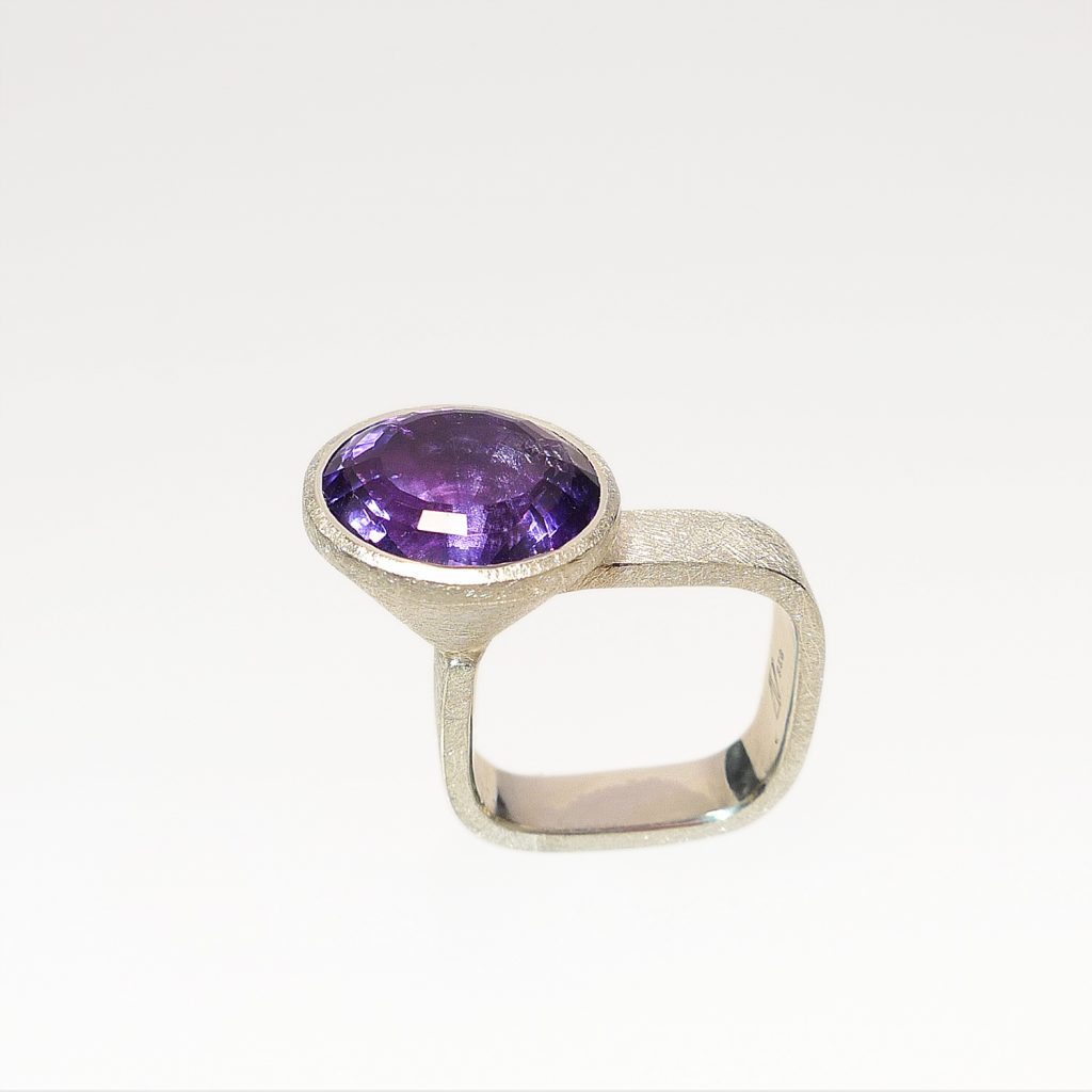 Tütenquadratring in 925 Silber mit rund facettiertem Amethyst