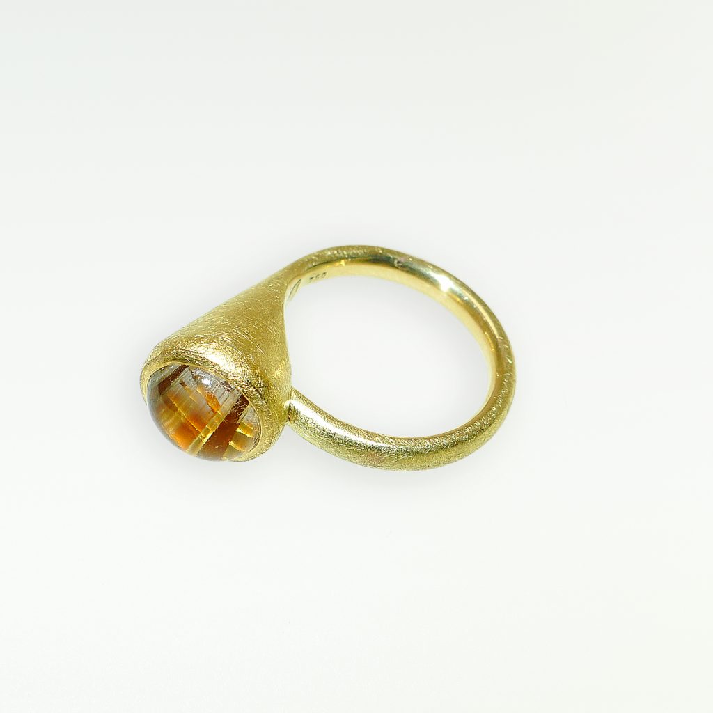 Tuetenring-Gelbgold-750-Andalusit-Cabochon_web Tütenring, Gelbgold 750, Andalusit Cabochon