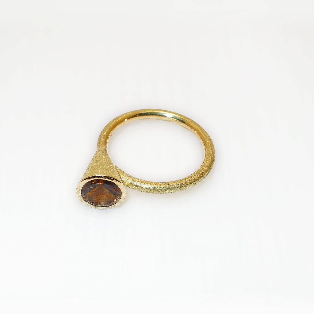 Tuetenring-Gelbgold-750-Citrin-Kegel-negativ_web Tütenring, Gelbgold 750, Citrin, Kegel negativ