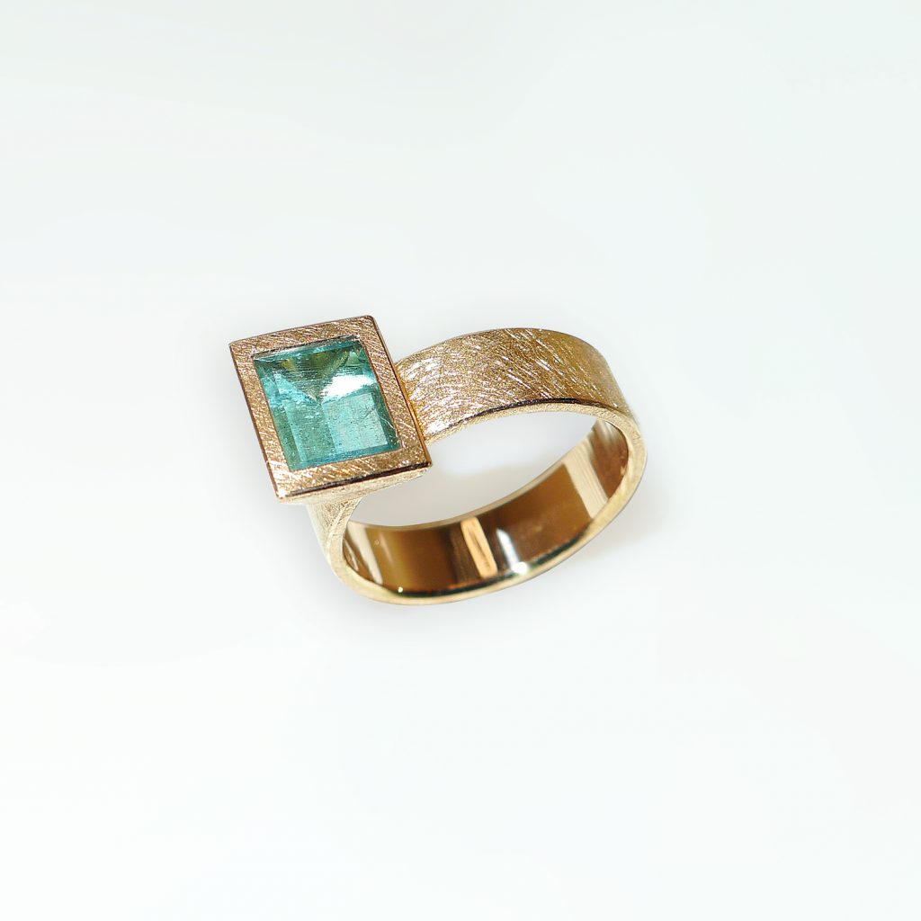 Tuetenring-Rotgold-750-Aquamarin-Spiegelschliff_web Tütenring Rotgold 750, Aquamarin Spiegelschliff