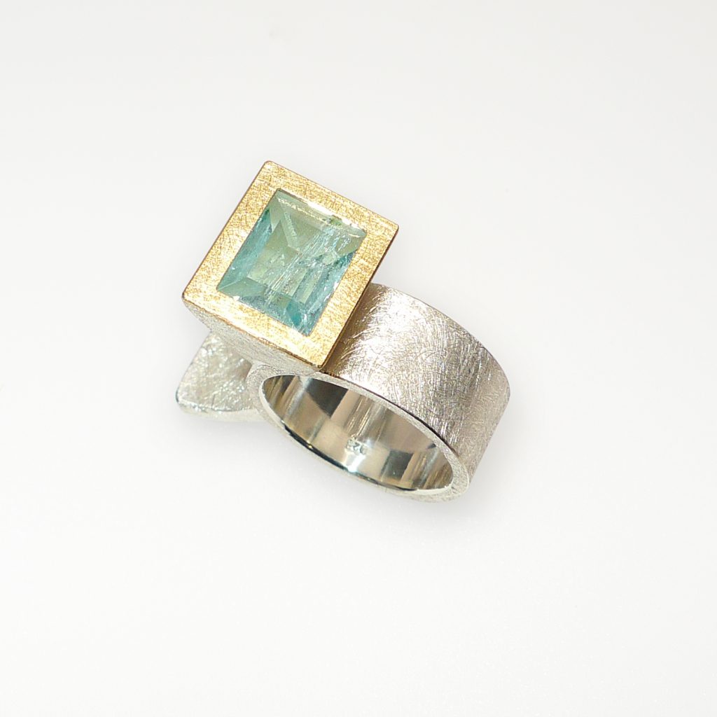 Tuetenring-Silber-925-Gelbgold-750-Aquamarin-Spiegelschliff_web Tütenring, Silber 925, Gelbgold 750, Aquamarin, Spiegelschliff